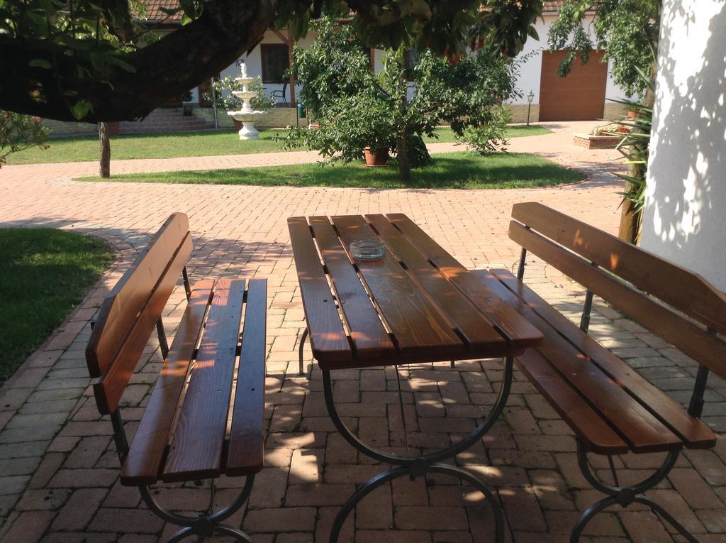 Ferienwohnung Bornemisza Kuria Tiszabecs Exterior foto