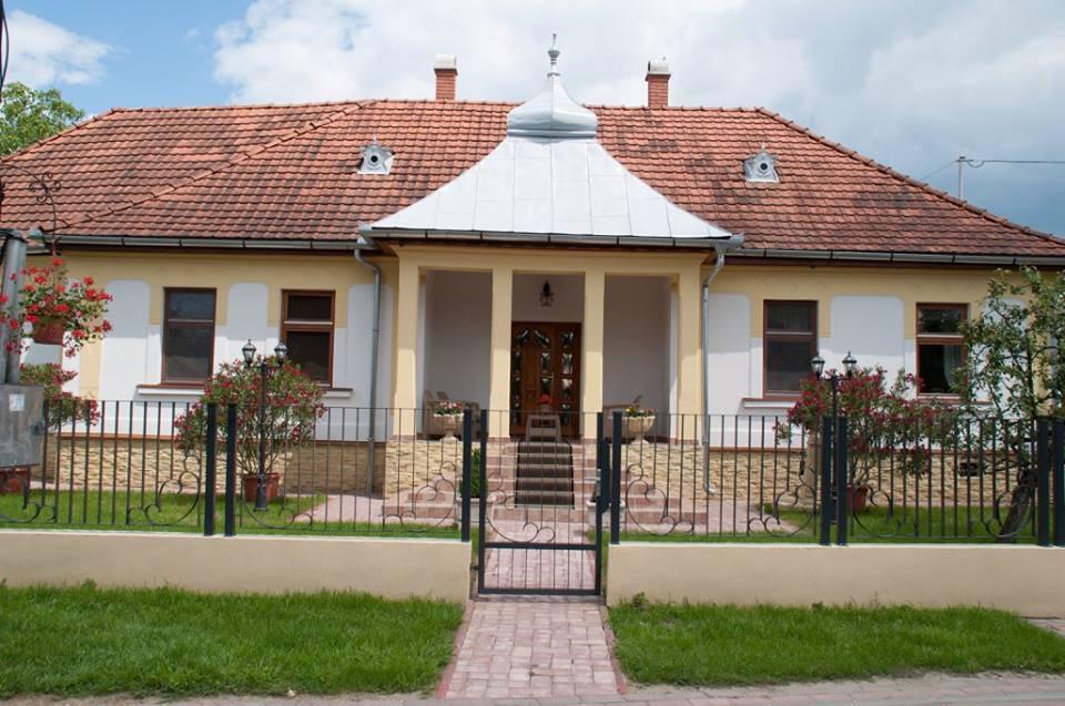 Ferienwohnung Bornemisza Kuria Tiszabecs Exterior foto