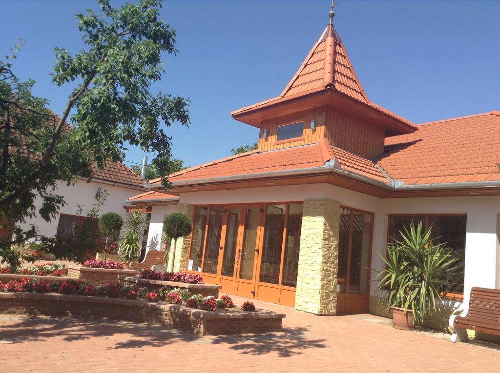 Ferienwohnung Bornemisza Kuria Tiszabecs Exterior foto