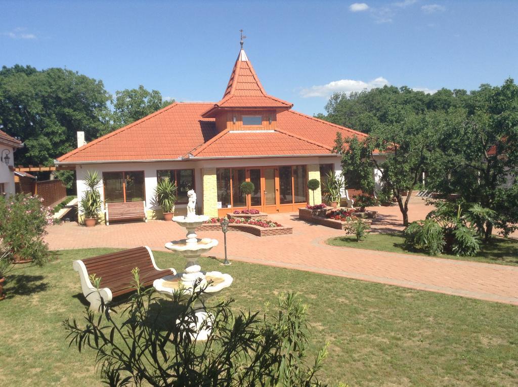 Ferienwohnung Bornemisza Kuria Tiszabecs Exterior foto
