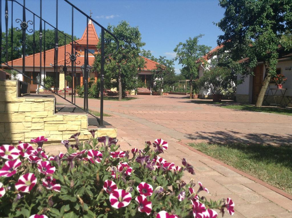 Ferienwohnung Bornemisza Kuria Tiszabecs Exterior foto