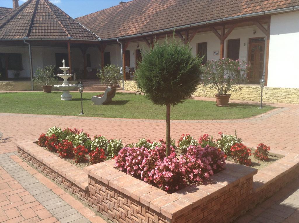 Ferienwohnung Bornemisza Kuria Tiszabecs Exterior foto