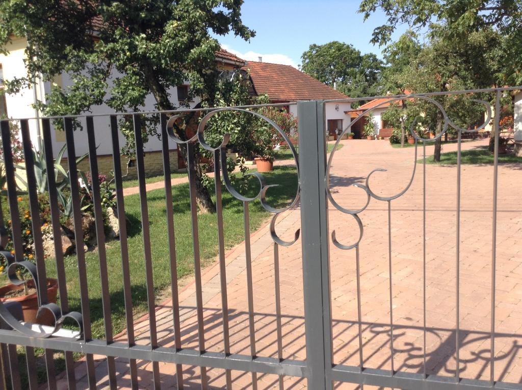 Ferienwohnung Bornemisza Kuria Tiszabecs Exterior foto