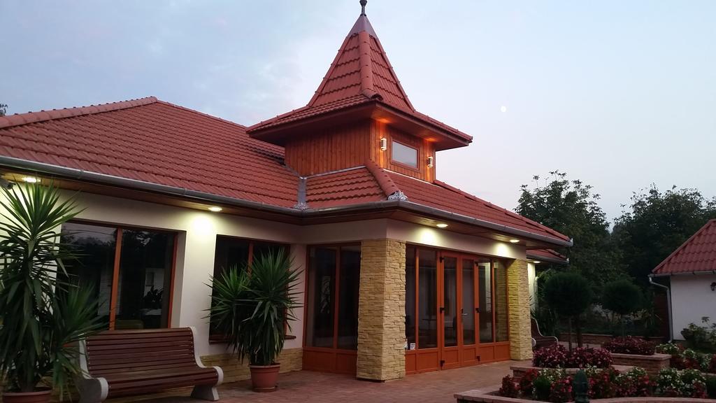 Ferienwohnung Bornemisza Kuria Tiszabecs Exterior foto